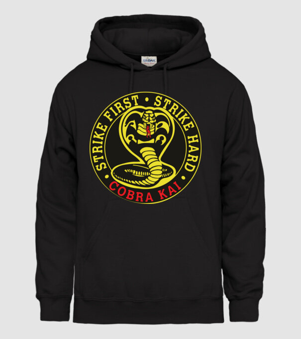 Strike first strike hard logo model negru pe tricou