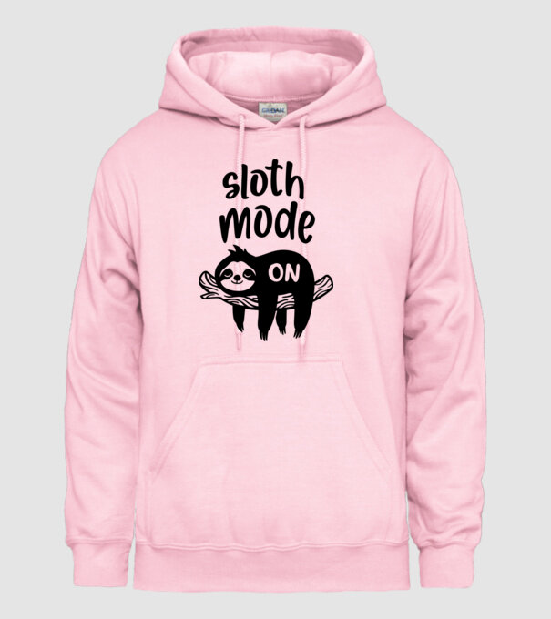 Sloth mode on model roz deschis pe tricou