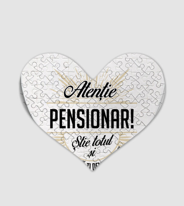 Atenție pensionar! Știe totul și are timp să-ți demonstreze! model alb pe tricou