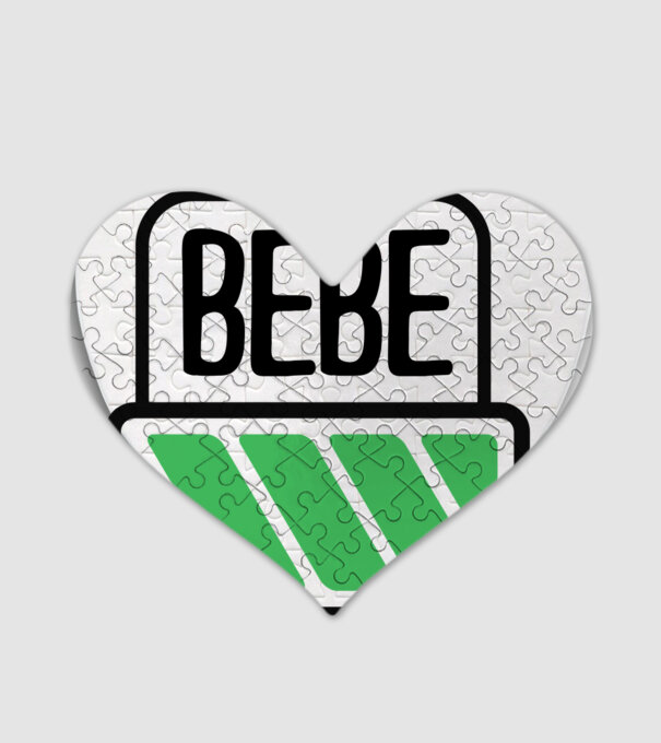 Bebe încărcat model alb pe tricou