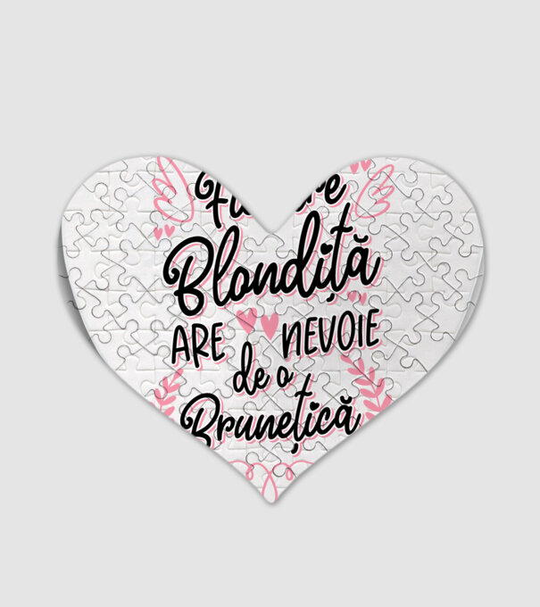 Fiecare blondiță are nevoie de o brunețică model alb pe tricou