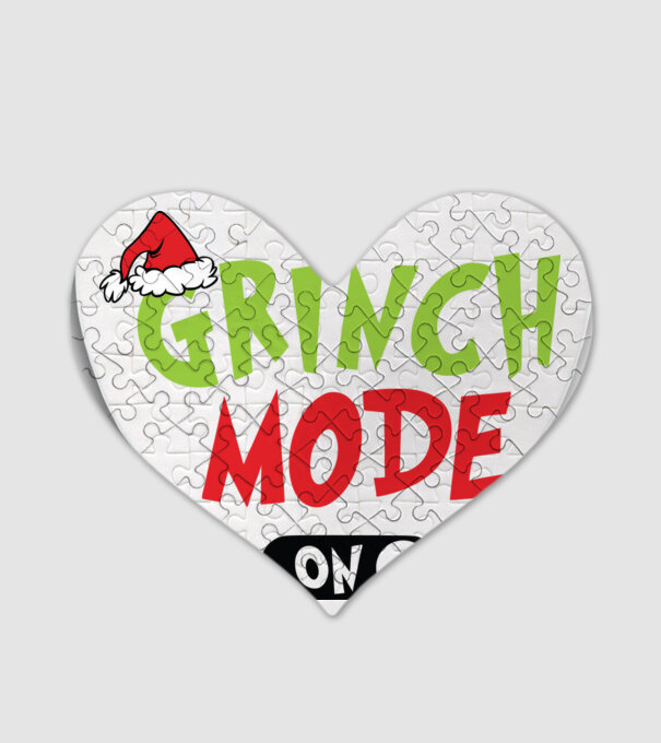 Grinch Mode model alb pe tricou