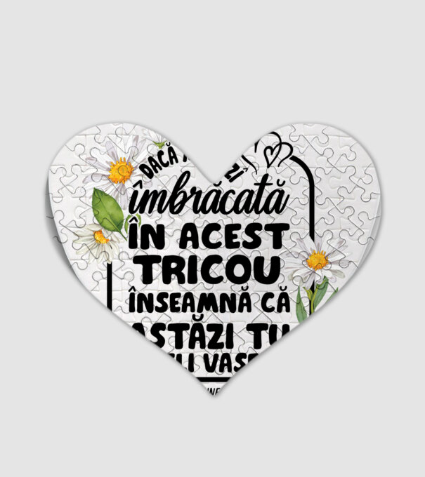 Dacă o vezi îmbrăcată în acest tricou, înseamnă că astăzi tu speli vasele. Mama se odihnește astăzi. model alb pe tricou