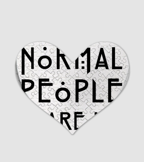 Normal people scare me model alb pe tricou