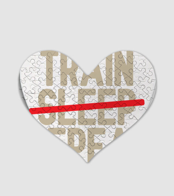 Train repeat model alb pe tricou