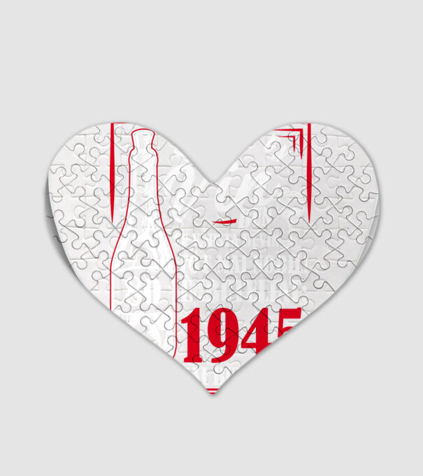 Un Vin Bun 1945 - Negru model alb pe tricou