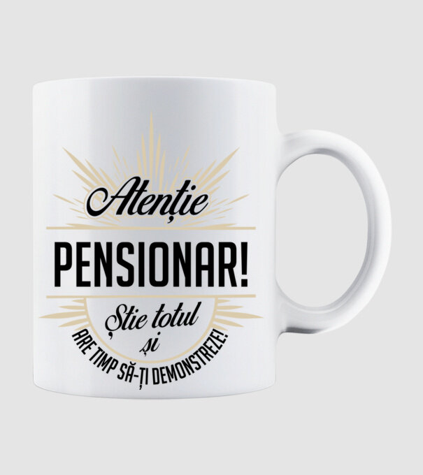 Atenție pensionar! Știe totul și are timp să-ți demonstreze! model alb pe tricou