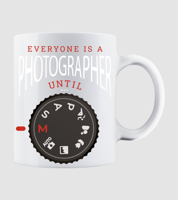 Everyone is a photographer until model alb pe tricou