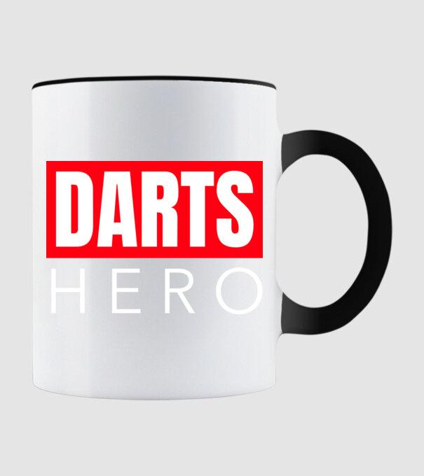 DARTS HERO model negru pe tricou