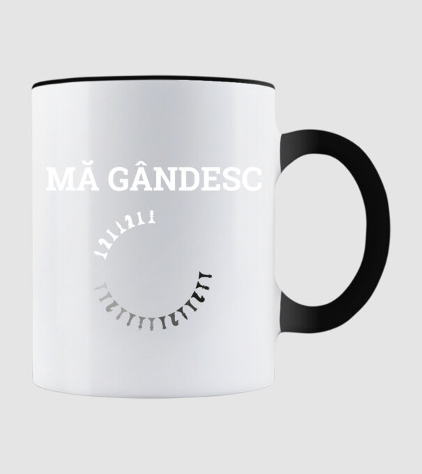 Mă gândesc model negru pe tricou