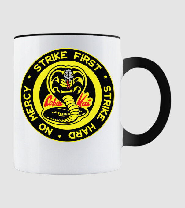 Strike first strike hard logo model negru pe tricou