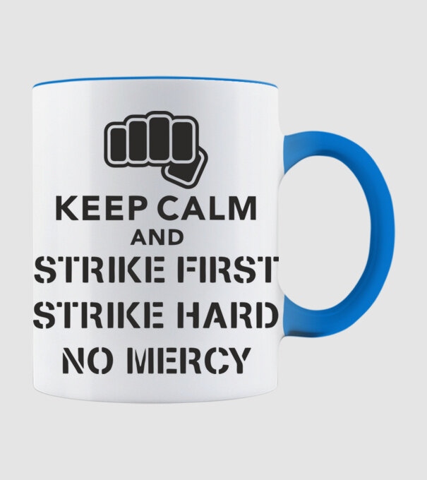 Keep calm and strike first cobra kai model albastru deschis pe tricou