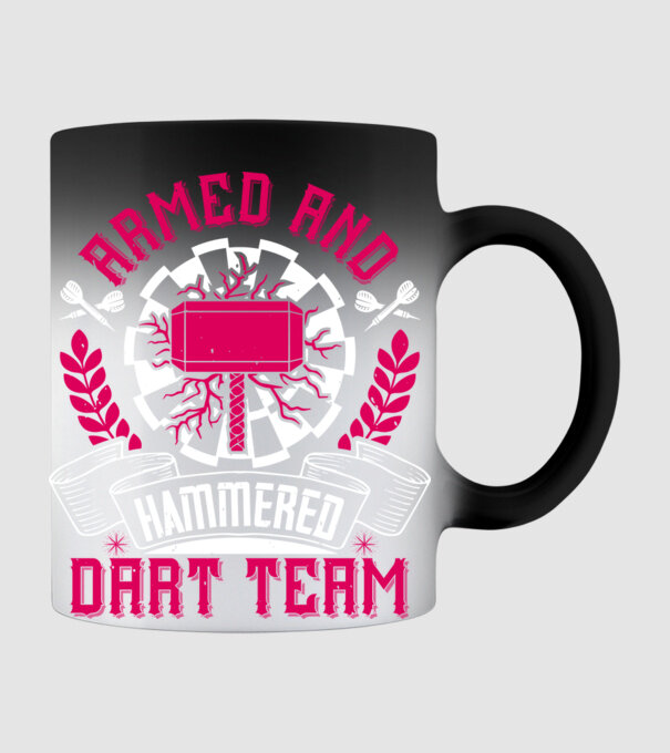 Armed and Hammered dart team model negru pe tricou