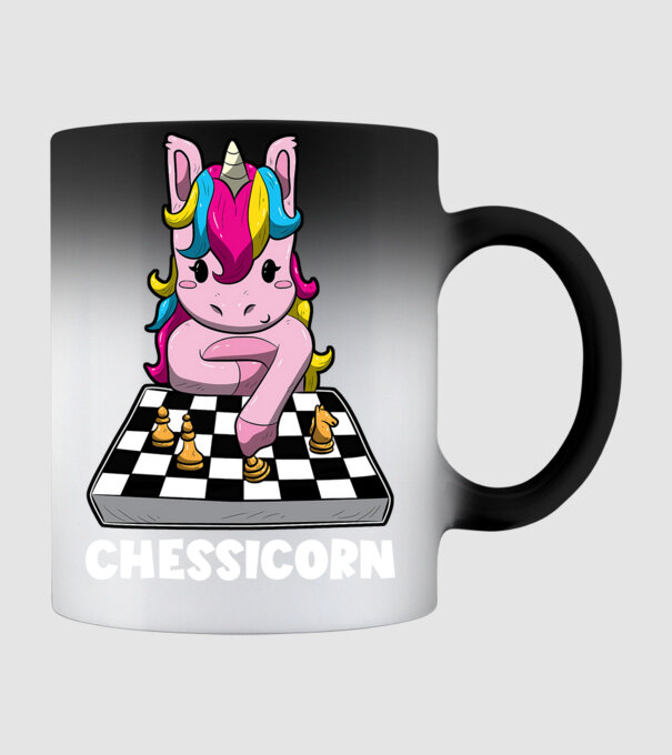 Chessicorn model negru pe tricou