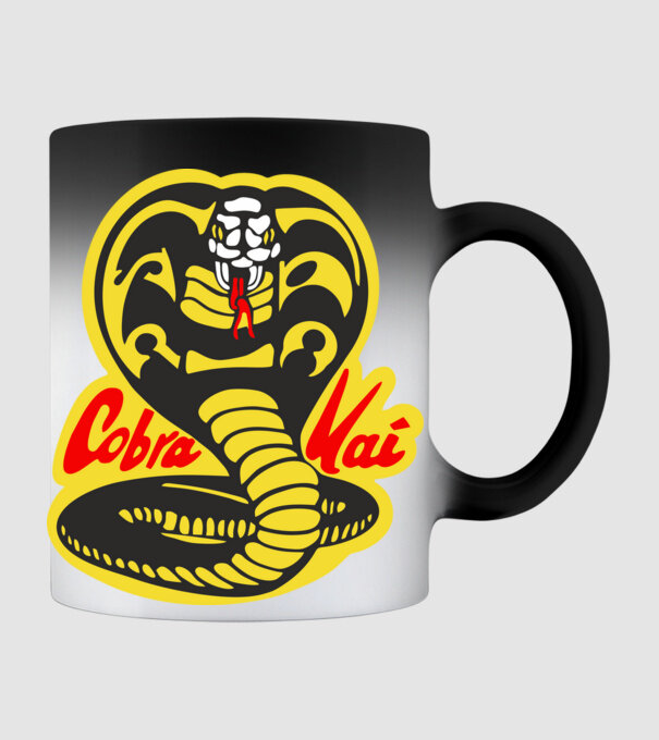 cobra kai logo model negru pe tricou