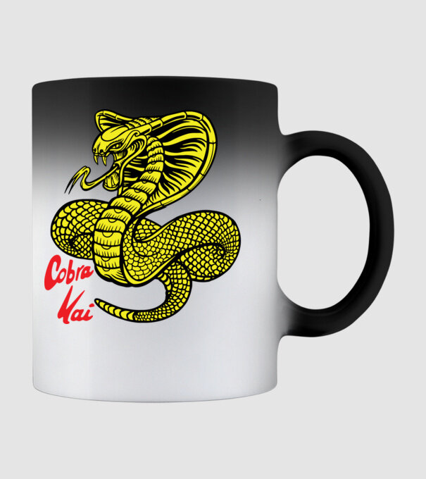 cobra kai logo color model negru pe tricou