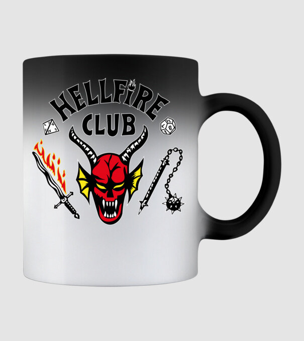 HELLFIRE CLUB model negru pe tricou