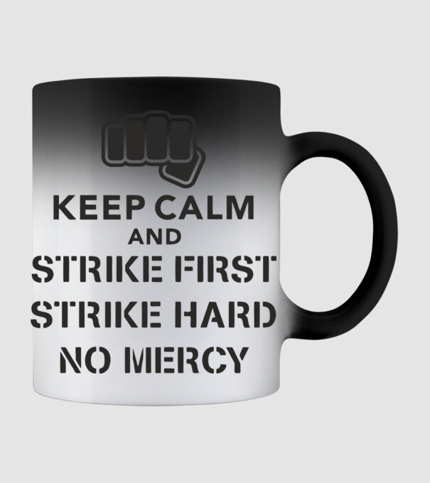 Keep calm and strike first cobra kai model negru pe tricou