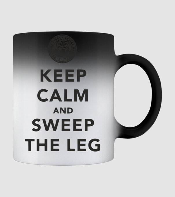 Keep calm and weep the leg cobra kai model negru pe tricou