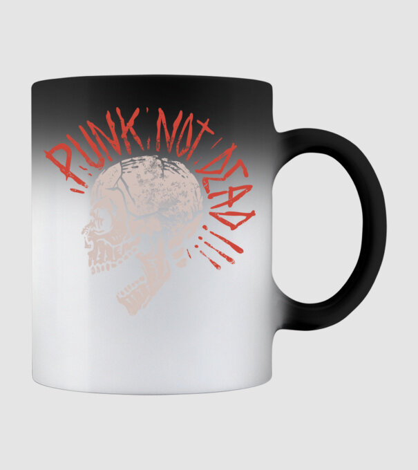 Punk Not Dead model negru pe tricou