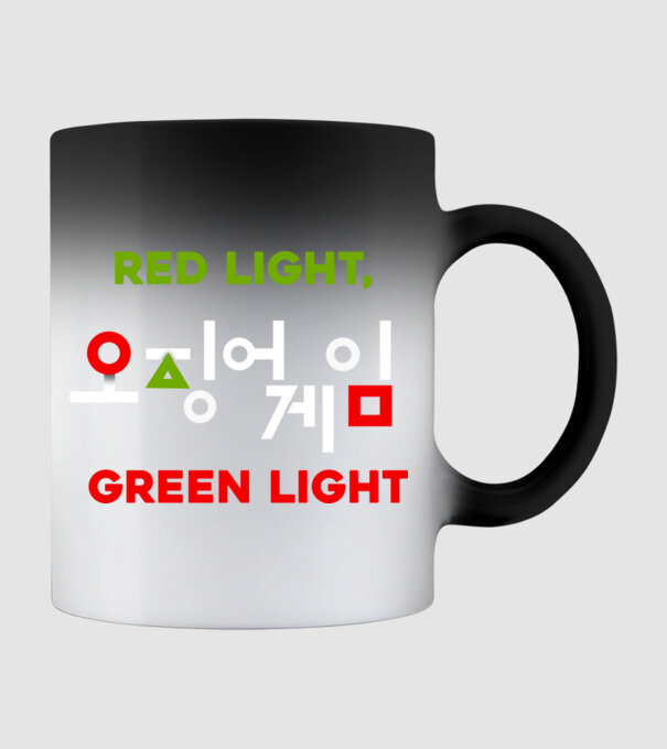 red light green light model negru pe tricou