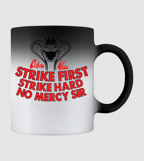 Strike first strike hard logo model negru pe tricou