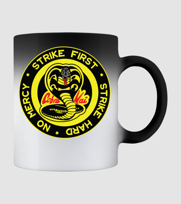 Strike first strike hard logo model negru pe tricou