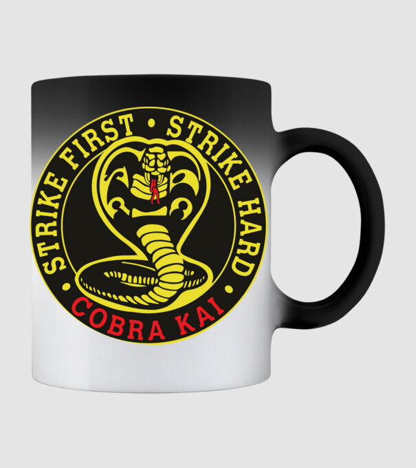 Strike first strike hard logo model negru pe tricou