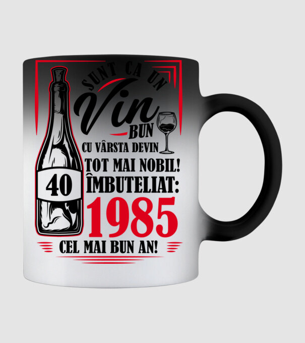 Un Vin Bun 1985 - Alb model negru pe tricou