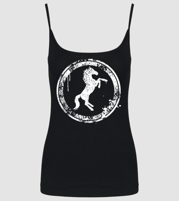 horse badge model negru pe tricou