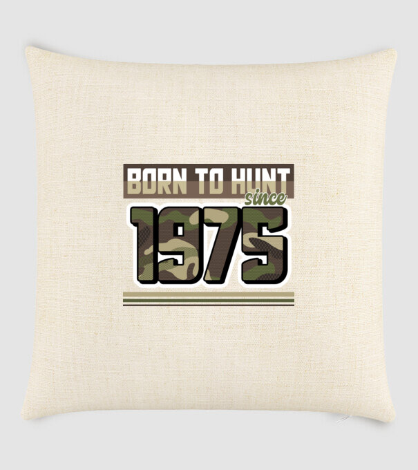 Born to hunt since 1975 model nisipiu pe tricou