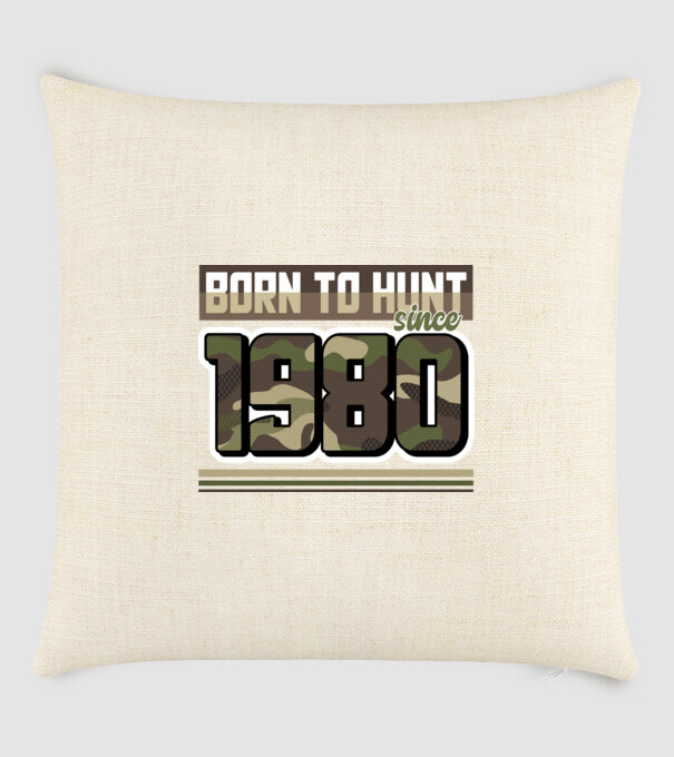 Born to hunt since 1980 model nisipiu pe tricou