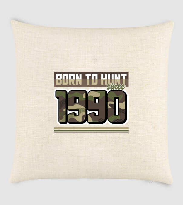 Born to hunt since 1990 model nisipiu pe tricou
