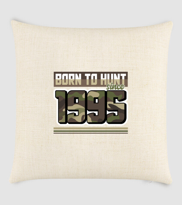 Born to hunt since 1995 model nisipiu pe tricou