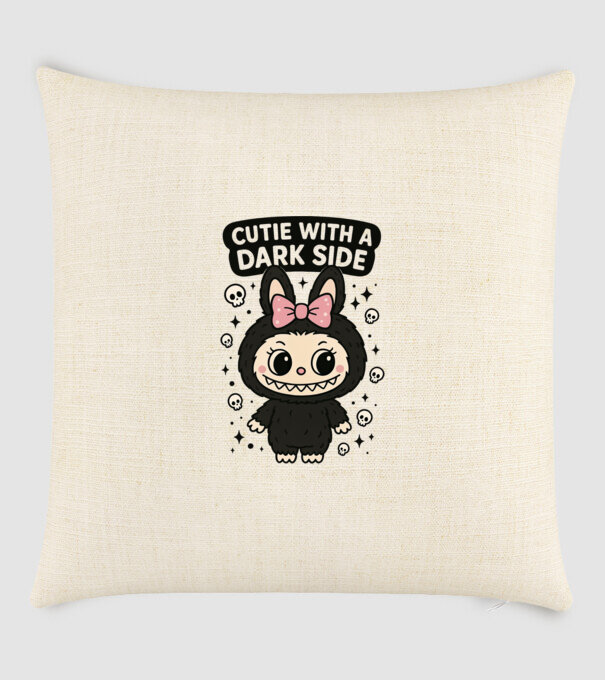 Cutie with a dark side model nisipiu pe tricou