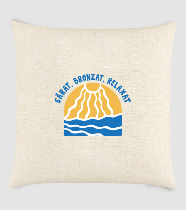 Sărat, bronzat, relaxat model nisipiu pe tricou