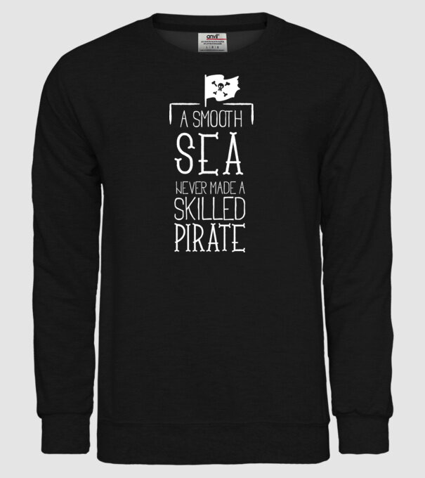 A Smooth Sea never made a skilled Pirate model negru pe tricou