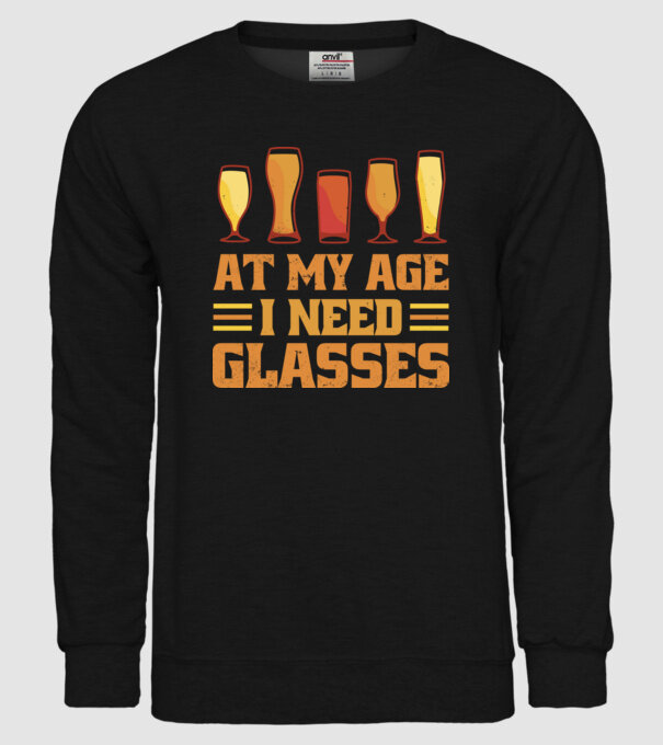 At my age i need glasses model negru pe tricou