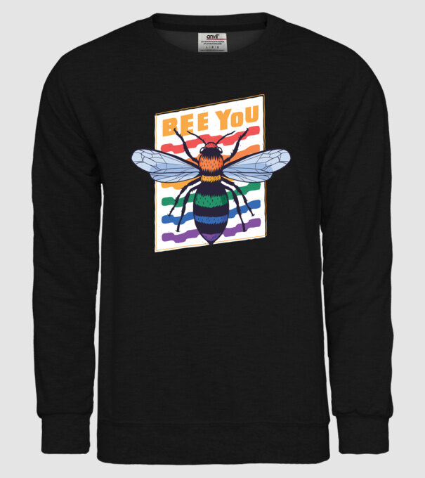 Bee You Pride model negru pe tricou