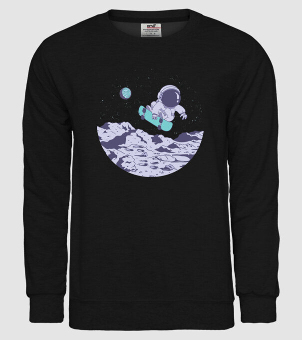 Astronaut Skateboarder model negru pe tricou