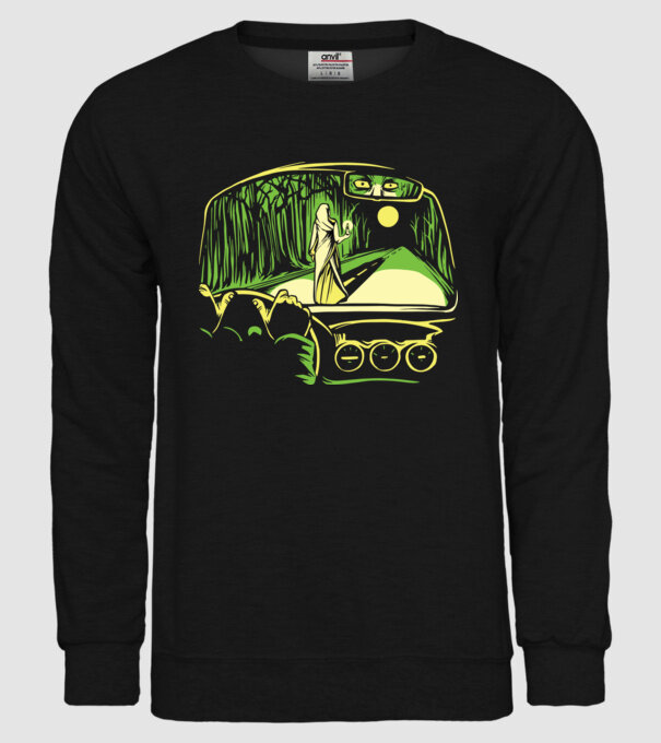 Femeie sperietoare pe drum model negru pe tricou