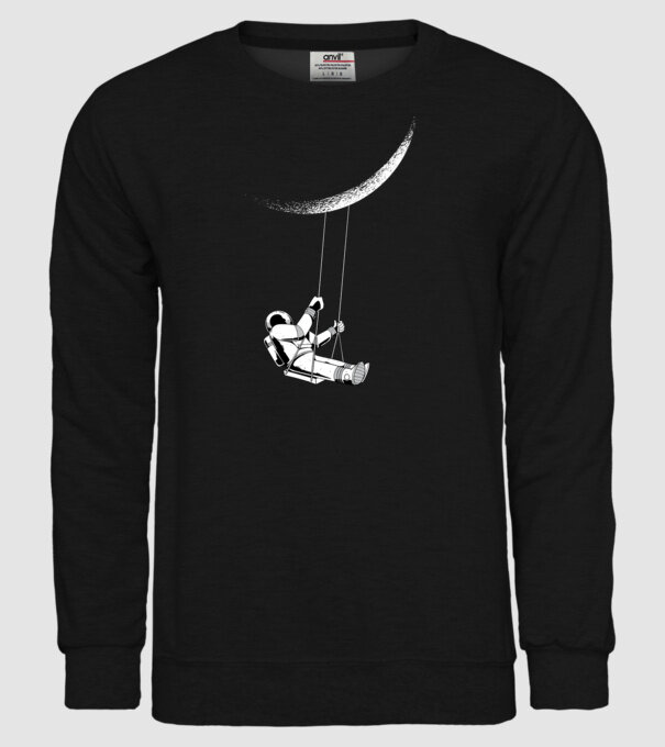 Astronaut care se dă în leagăn pe lună model negru pe tricou