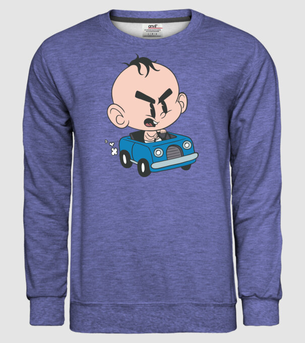 Copilaș cu mașină model albastru jeanși pe tricou