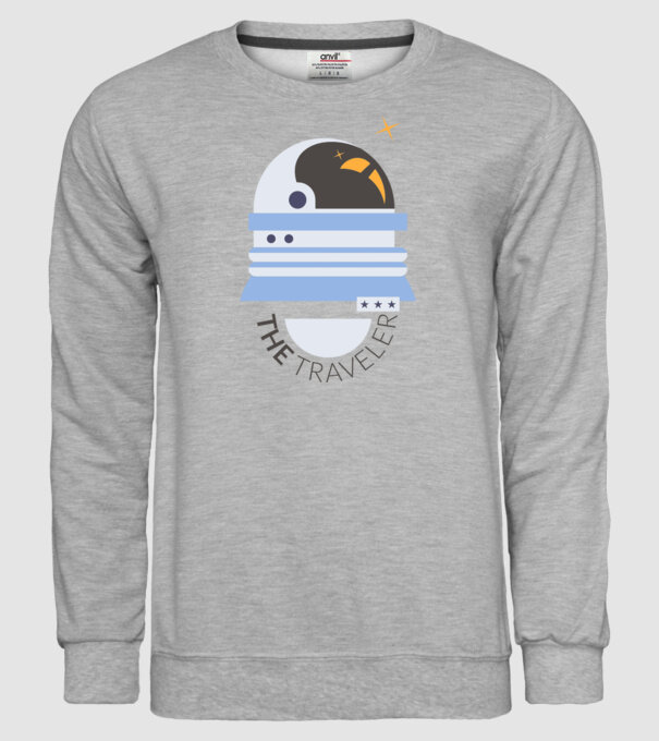 The Traveler model gri pe tricou
