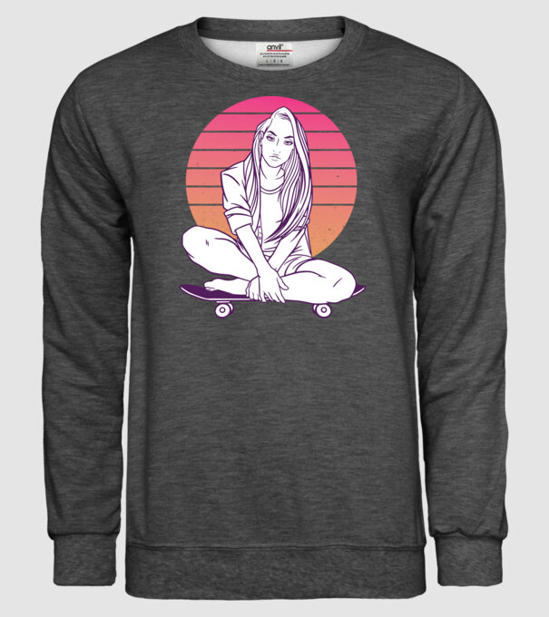 Fată Skateboarder model gri închis pe tricou