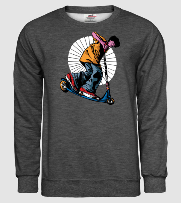 Copil cu trotinetă model gri închis pe tricou
