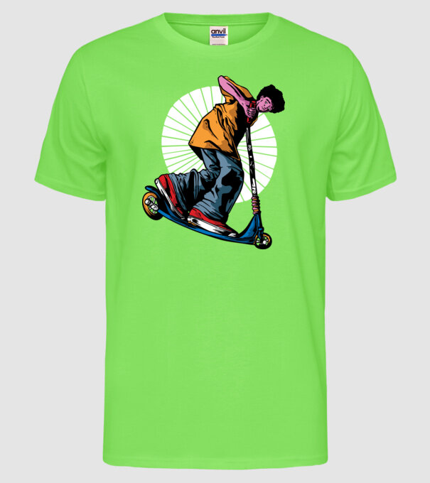 Copil cu trotinetă model verde neon pe tricou