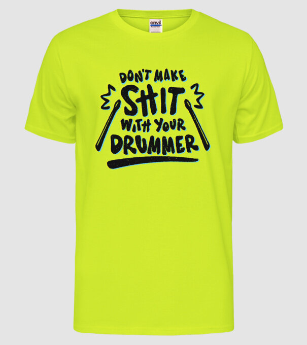 Nu te pune cu un baterist model galben neon pe tricou