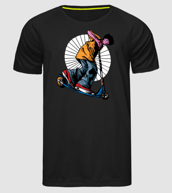 Copil cu trotinetă model negru pe tricou