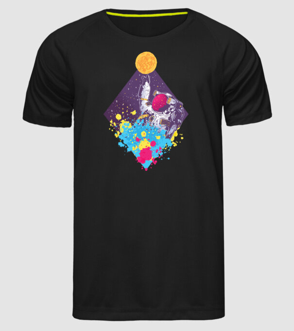 Astronaut model negru pe tricou